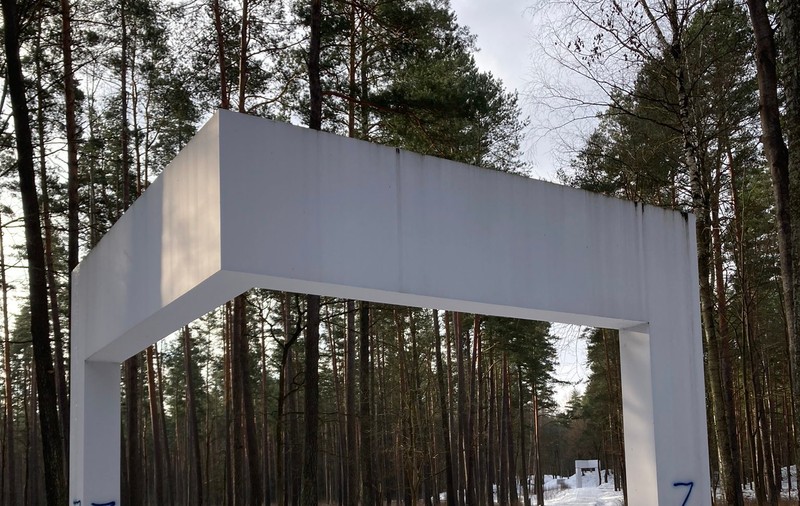 Persoane necunoscute au vandalizat Memorialul Holocaustului de la Riga. 35.000 de oameni au murit în pădurea Bikernieki