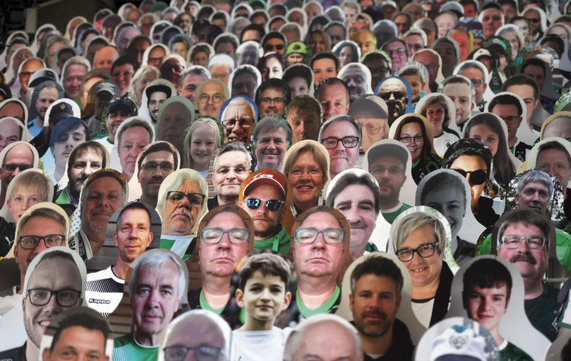 Cum a populat tribunele un club din Bundesliga. Suporterii din carton nu i-au ajutat pe cei de la Monchengladbach în meciul cu Leverkusen