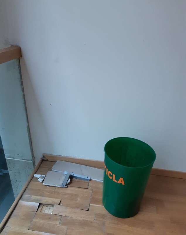 Imagini cu mizeria din Biblioteca Națională: pereți mânjiți, praf, parchet rupt. Directorul Cioroianu spune că „nu are bani” și îi ceartă pe cititori
