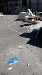 Desenele copiilor de la sărbătorile de iarnă au ajuns pe jos, printre materiale de construcție