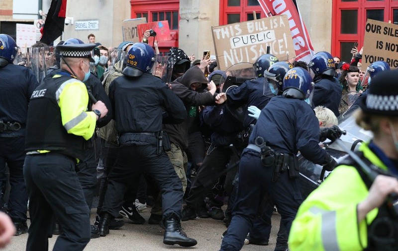 Violențe la Bristol, în Anglia, în timpul unei manifestații împotriva legii care restricționează protestele