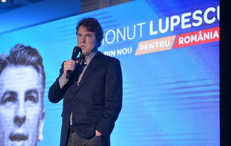 Răzvan Burleanu nu se intimidează. Șeful FRF afirmă că foştii mari fotbalişti îl susţin pe Lupescu pentru a obţine locuri de muncă la Federație