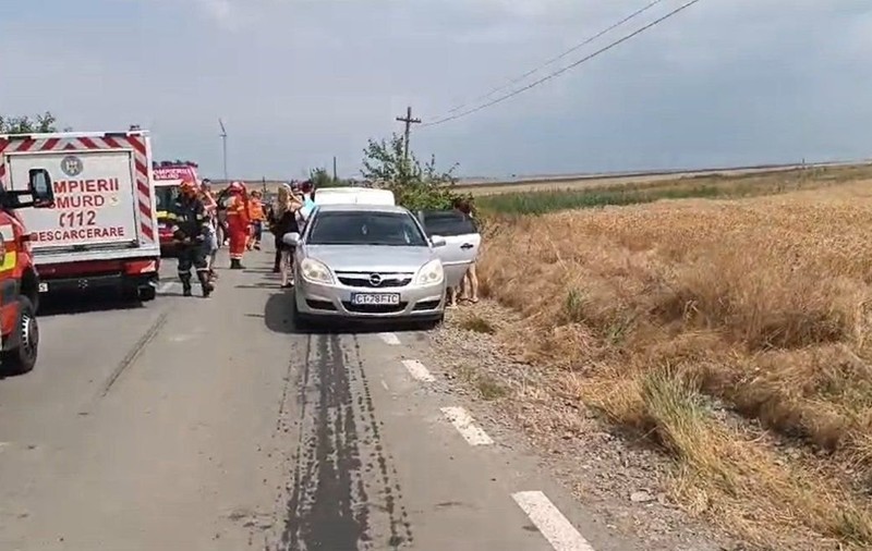 Accident în Constanța între cinci mașini, în care au fost implicate 18 persoane, dintre care zece copii