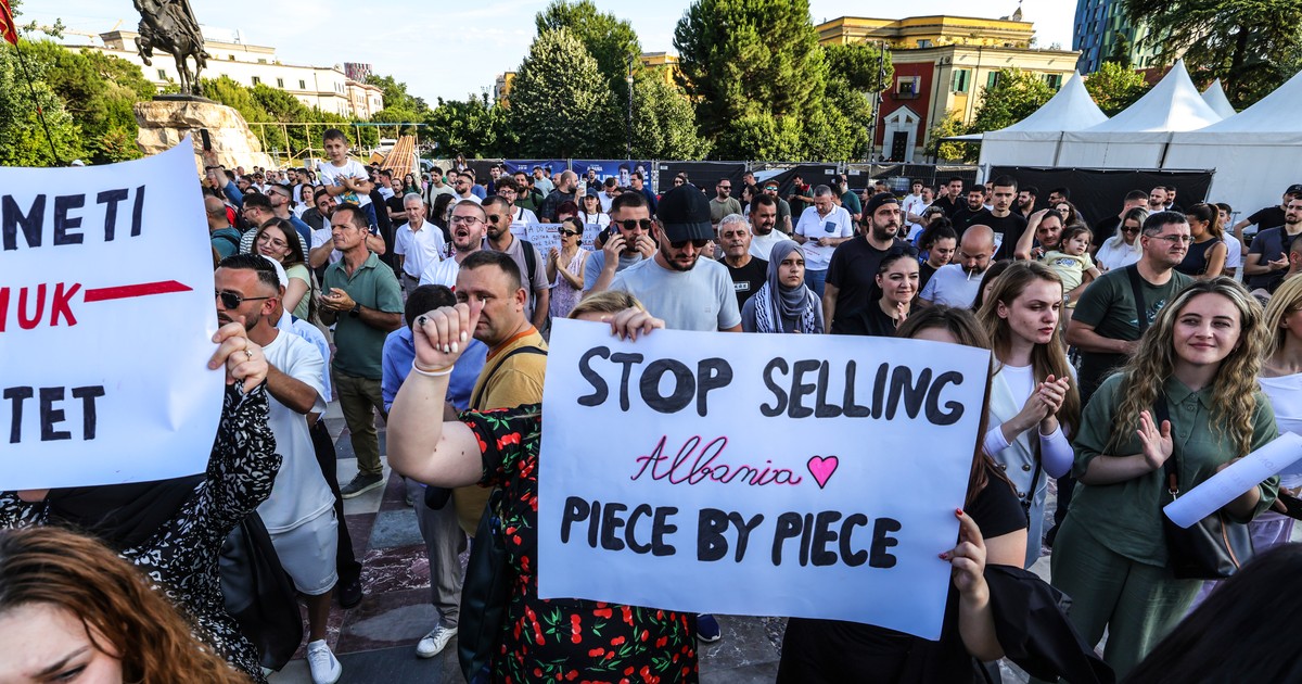 Mii de albanezi au manifestat marți la Tirana, pentru a doua seară consecutivă, pentru a cere transparență în legătură cu un proiect de complex turistic care ar are legătură cu ginerele președintelui american Donald Trump, Jared Kushner.