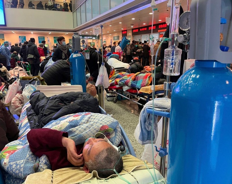 Haos în spitalele din Shanghai din cauza COVID. Un medic estimează că 70% din populația metropolei chineze este infectată