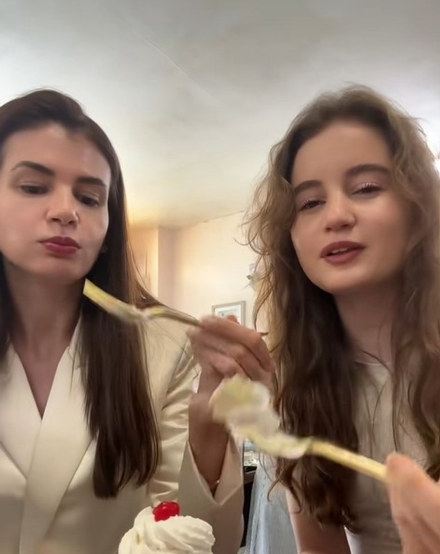 Monica Gabor și Irina Columbeanu au gustat amandine și savarine în New York. Prețul unei prăjituri românești i-a surprins pe fani