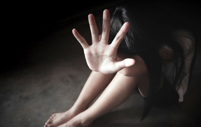 Fata de 13 ani abuzată sexual de un recidivist a fost găsită drogată, iar procurorii susțin că „a consimțit”