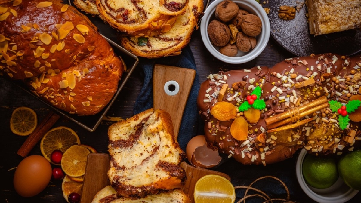 Rețete de cozonac - mai multe tipuri de cozonaci ingramadite pe masa
