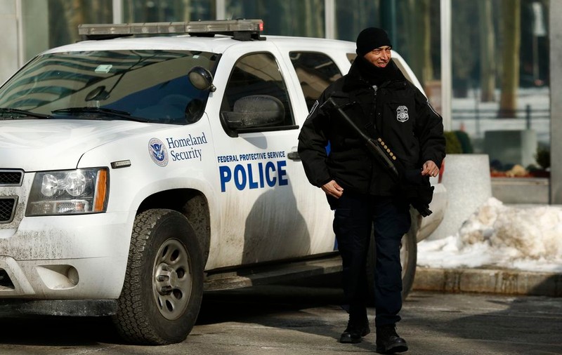 Trei islamişti membri ai grupului SI care intenţionau să deturneze un avion, arestaţi în SUA