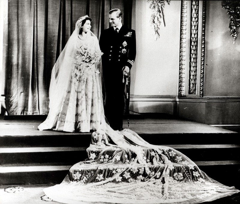 Regina Elizabeta și prințul Philip sărbătoresc 70 de ani de căsnicie