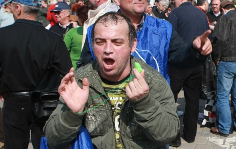 Participanţii la miting: „Am venit de la Constanţa... să le tragem clanţa!”
