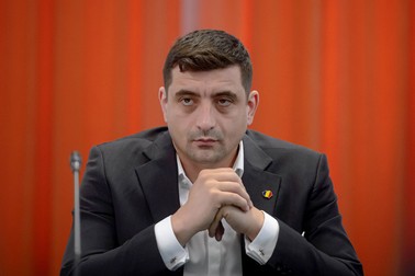 Presedintele AUR, George Simion, participa la audierea cu privire la presupuse abuzuri ale societatilor de furnizare a energiei electrice referitoare la modalitatea de calcul al facturilor emise, la regularizare, la stabilirea tarifului/kwh, la ofertele cu privire la tariful considerat disproportionat, organizata de Comisia pentru cercetarea abuzurilor, combaterea coruptiei si petitii din cadrul Senatului, la Palatul Parlamentului, in Bucuresti, miercuri, 19 octombrie 2022. ALEXANDRU DOBRE/ MEDIAFAX FOTO.