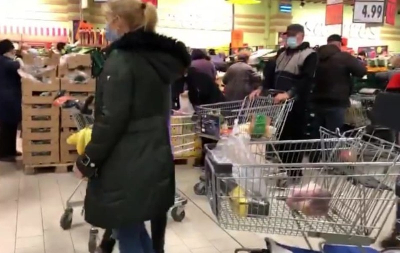 VIDEO | Oamenii din Constanța s-au înghesuit în magazine pentru provizii după ce s-a anunțat că orașul intră în carantină