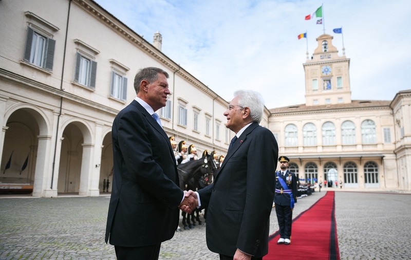 Klaus Iohannis i-a scris preşedintelui Italiei: Mesaj de solidaritate şi de compasiune pentru familiile victimelor epidemiei de coronavirus