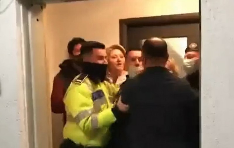 ActiveWatch, reacție la conflictul dintre senatoarea Șoșoacă şi jurnaliștii italieni: „Solicităm Parchetului General și Poliției să demareze o anchetă internă“