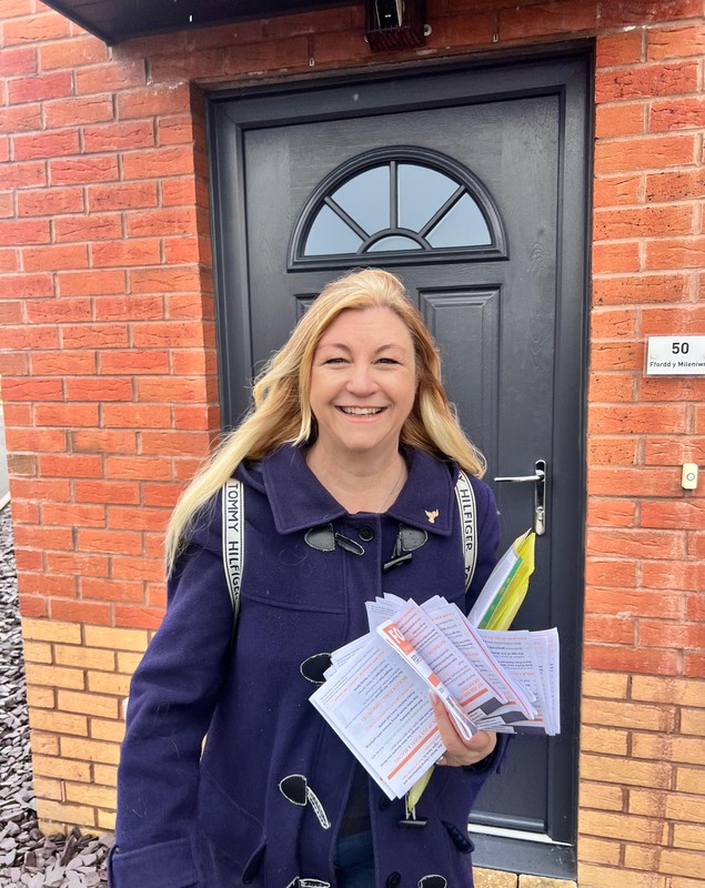 Doi români, profesori de matematică, și-au depus candidatura pentru Parlamentul Țării Galilor și Consiliul Local Newcastle. Cum funcționează relația candidat-alegător în țările lor de adopție 