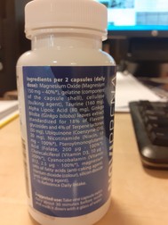 Pe etichetă sunt scrise ce ingrediente sunt în două capsule de Noviprena. Doar Ginkgo biloba, o plantă medicinală, are mențiuni de sănătate legate de vedere