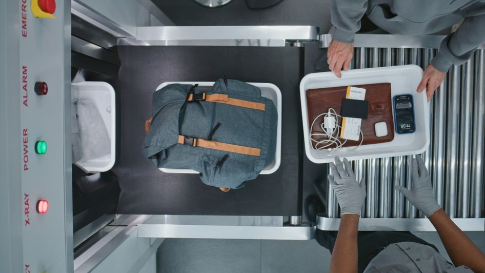Ce se întâmplă cu obiectele confiscate la controlul de securitate din aeroport și cum pot fi recuperate bunurile oprite la filtru. Sursă foto: Shutterstock
