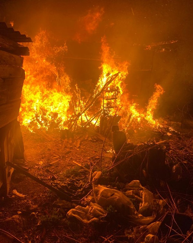Doi frați din Neamț au murit noaptea trecută într-un incendiu violent. Casa s-a prăbușit după ce două butelii au explodat