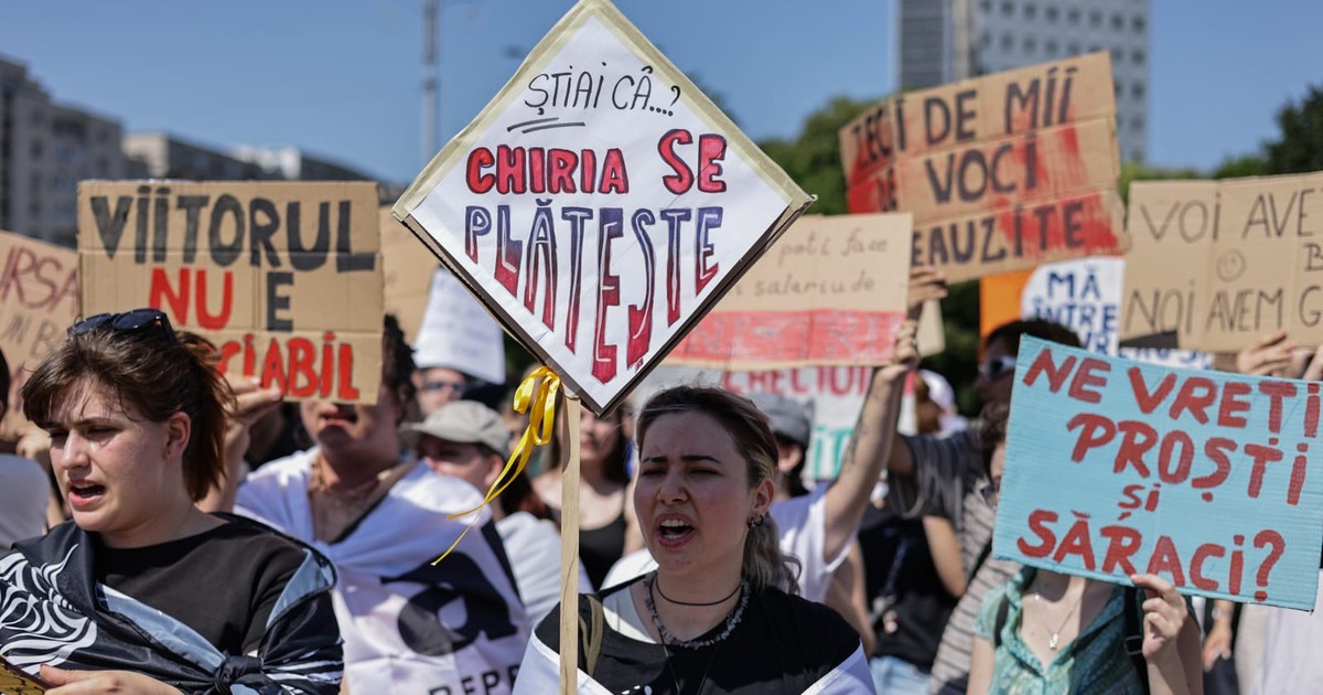 studenti care protesteaza in strada