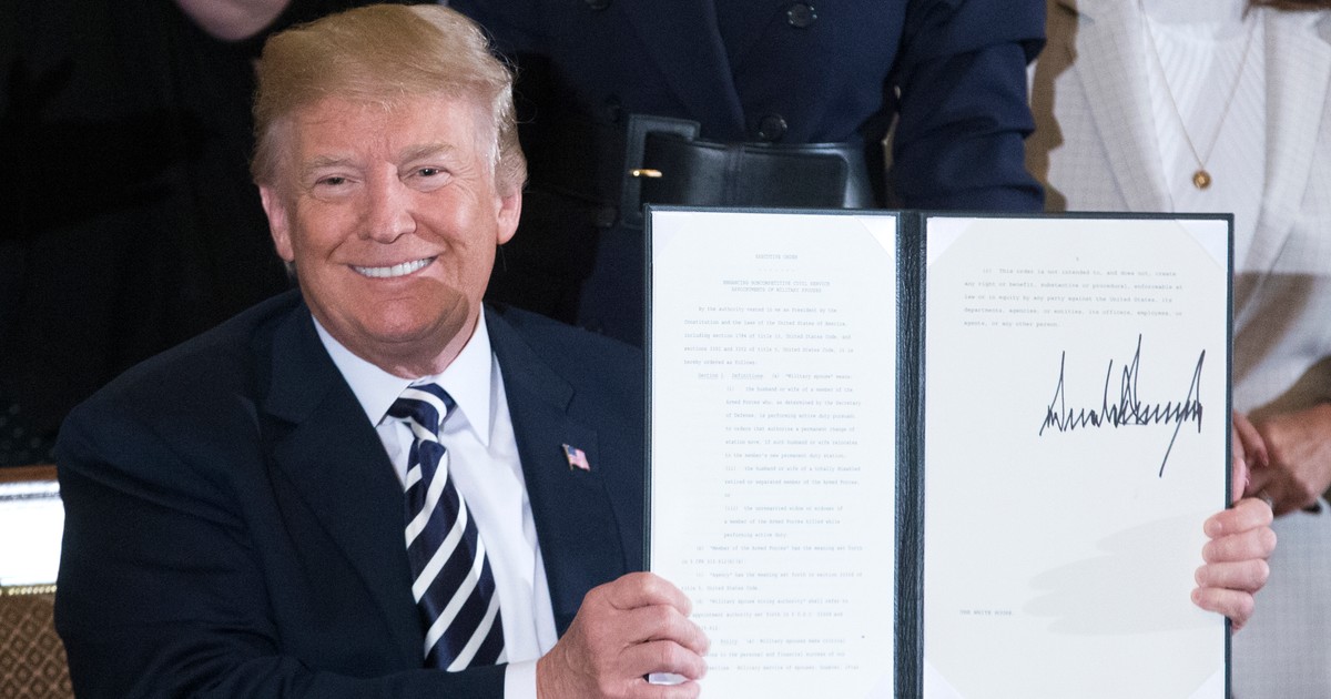 Președintele SUA, Donald J. Trump, ține în mână un decret prezidențial semnat privind oportunitățile de angajare la nivel federal pentru soții și soțiile personalului militar, pe care tocmai l-a semnat în cadrul unei ceremonii desfășurate în Sala de Est a Casei Albe din Washington, DC, SUA, la 9 martie 2018.
