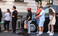 Celebra patiserie cu merdenele din Piața Amzei, luată cu asalt de clienți. Sursă foto: Dumitru Angelescu/ Libertatea.
