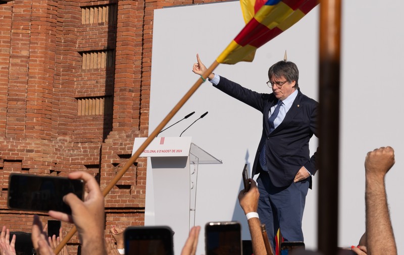 Carles Puigdemont a părăsit Spania, la o zi după apariția sa surpriză în Barcelona. „Nu se va preda”, anunță avocatul său
