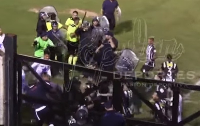 VIDEO | Bătaie de proporții la un meci de fotbal din Argentina! Jucătorii au fost nevoiți să sară gardul ca să-și salveze pielea
