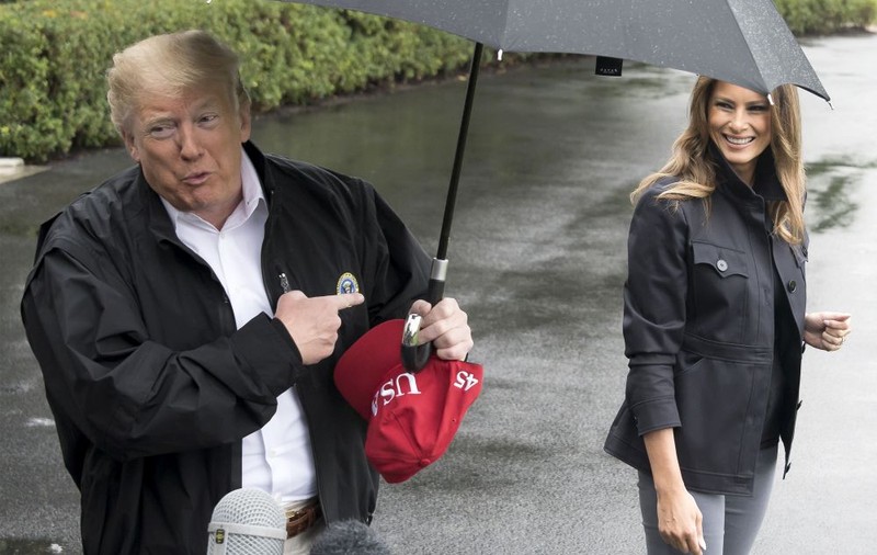 Gafă marca Donald Trump. Președintele american și-a lăsat soția în ploaie, fără umbrelă! (FOTO)