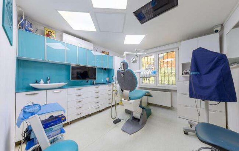 Acum aproape 20 de ani, Cristina Munteanu deschidea prima clinică dentară în sectorul 5, motivată de a-i ajuta pe pacienți să scape de teama de dentist. Avusese o traumă în copilărie legată de o durere puternică la dentist și a vrut ca ea să facă stomatologia altfel