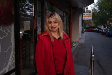 Mădălina, angajată la supermarketul unde „locuia” Sorin, i-a fost și „asistentă medicală”, când îi venea rândul