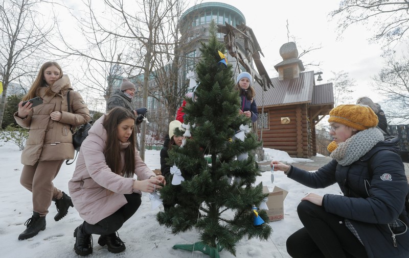 Crăciunul în vreme de război: ucrainenii i-au cerut lui Moș Crăciun sobe și haine groase. „N-avem lumină, nici căldură”