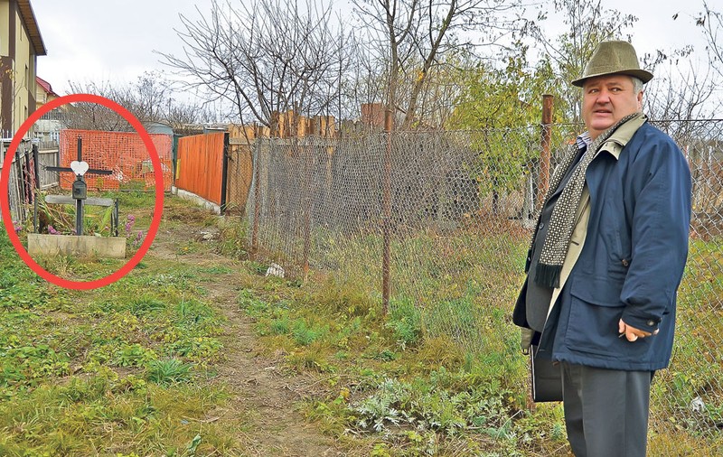 I-a "plantat" un mormânt în curte!