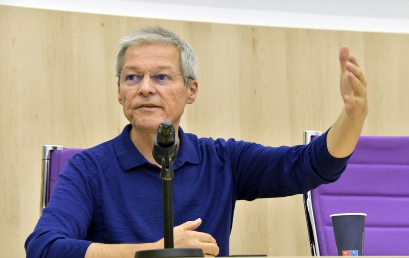 Cioloș a făcut plângere penală împotriva lui Ciolacu în cazul Roșia Montană: „Pentru răul pe care l-a făcut cu bună știință sau din prostie”