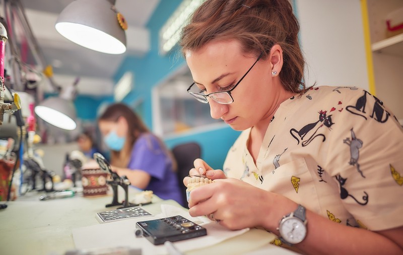 Moda la stomatolog. Tinerii dau și câte 10.000 de lei pentru fațetele dentare