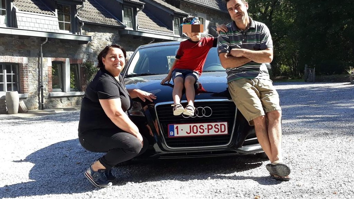 O altă mașină cu mesaj anti-PSD intră în România. Mașina românilor din Belgia, înmatriculată cu mesajul "Jos PSD"