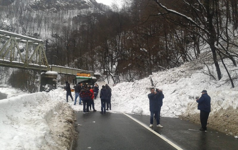 Avalanșă de proporții în județul Hunedoara. Traficul pe un drum național a fost închis din cauza zăpezii