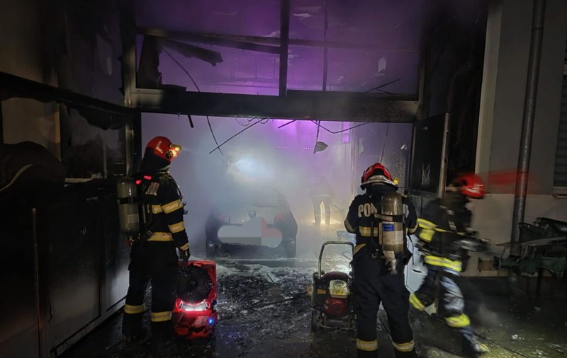 Incendiu la Universitatea din Oradea. Un laborator și un atelier au ars complet