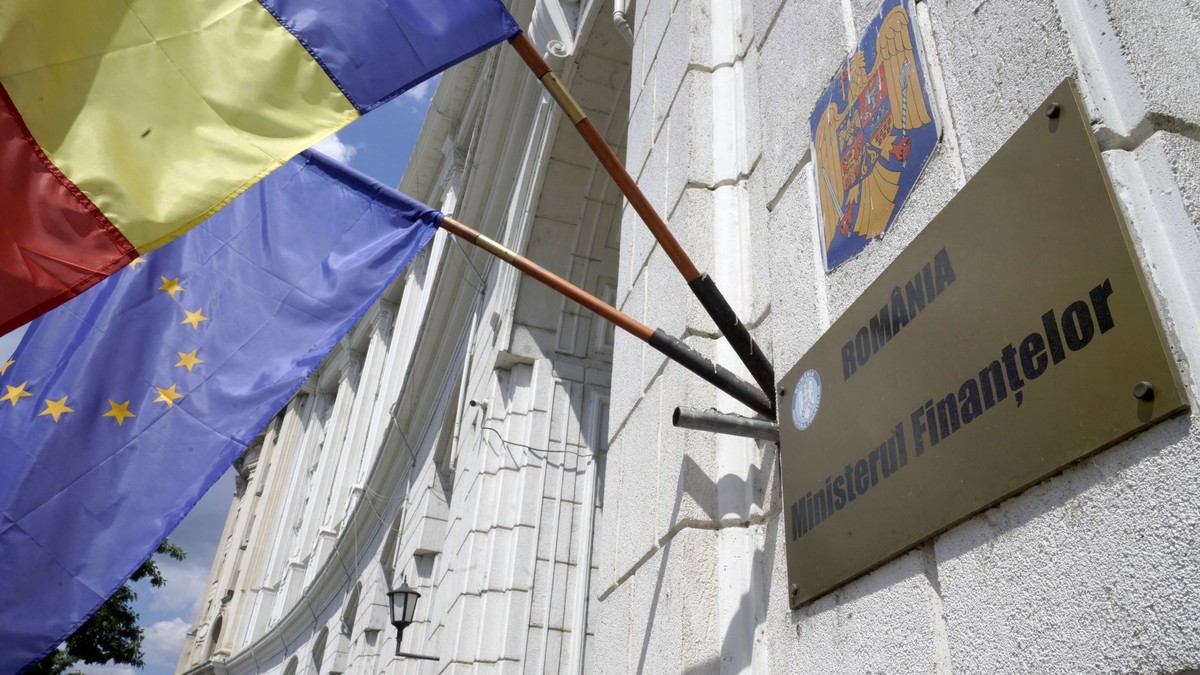 Sediul Ministerului Finanțelor, cu steagul României și al UE fluturând