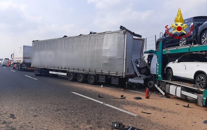 Șofer român de TIR mort, strivit în cabină într-un accident cumplit cu patru camioane, pe viaductul Tagliamento, în Italia