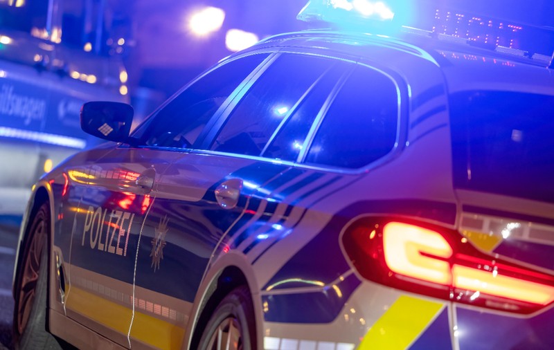 Polițiști aplaudați la scenă deschisă după ce au arestat un bărbat în centrul unui oraș din Germania: „N-am mai pățit așa ceva”