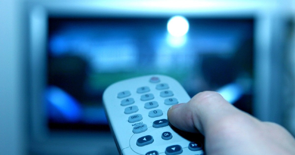 o telecomandă îndreptată către un televizor