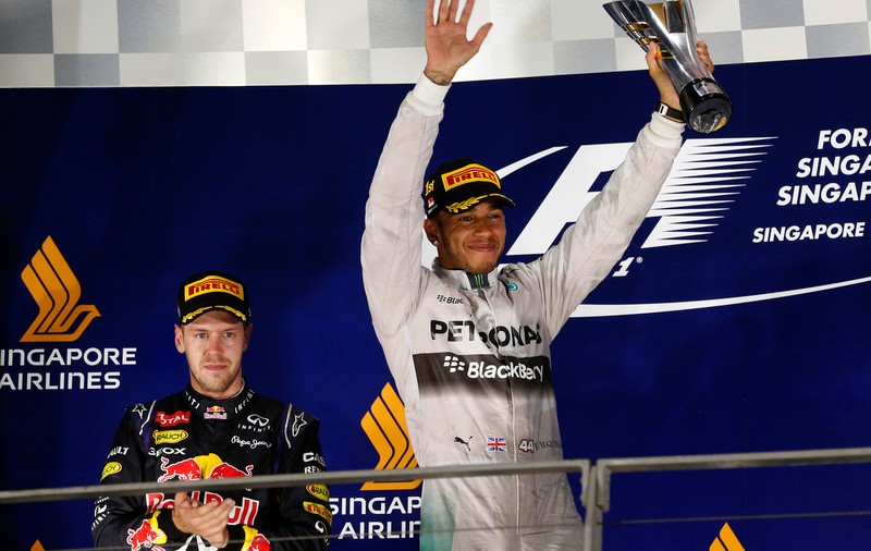 Lewis Hamilton câștigă Marele Premiu de la Singapore și trece pe primul loc în clasamentul general
