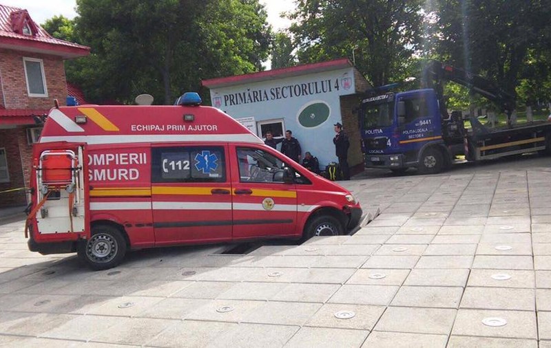 Un nou incident în Orășelul Copiilor din sectorul 4, după ce Casa Surprizelor a ars. O ambulanţă SMURD a rămas blocată în dalele de la fântâna muzicală | FOTO