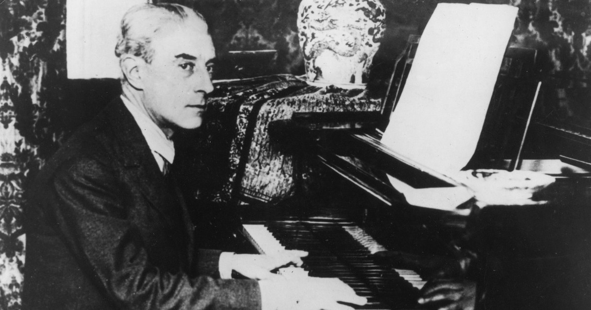 Maurice Ravel (1875-1937), compozitor și pianist francez, începutul secolului XX. Compozitorul, imbracata elegant, este asezat la pian si canta