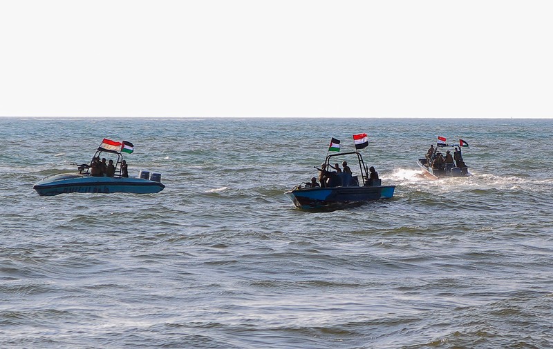 Navă cargo americană, lovită cu o rachetă balistică lansată de rebelii houthi în largul coastei Yemenului