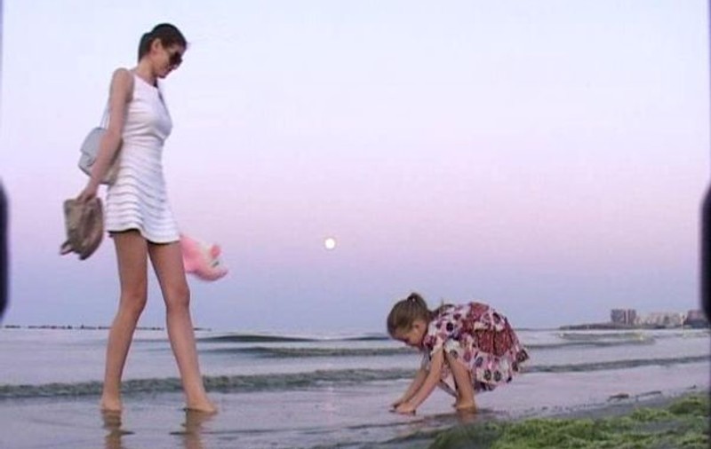 Video & foto | Moni și fetiţa ei au făcut desene pe nisip, la mare: Mami + Irina = Iubire