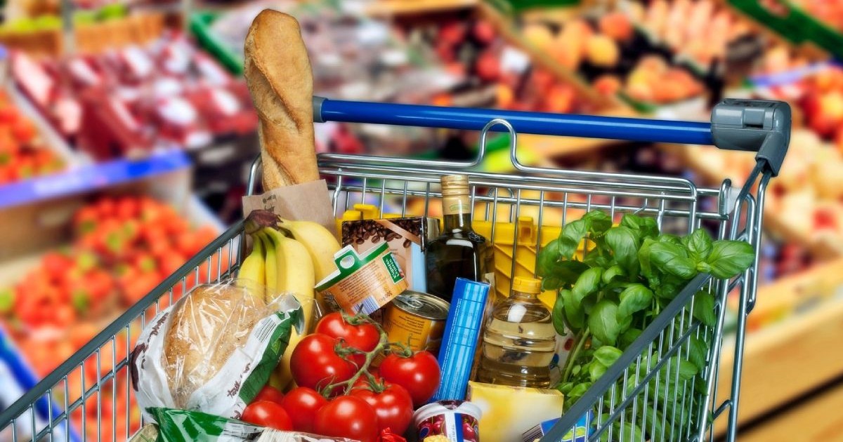 Prim-plan al unui cărucior de cumpărături cu alimente în supermarket