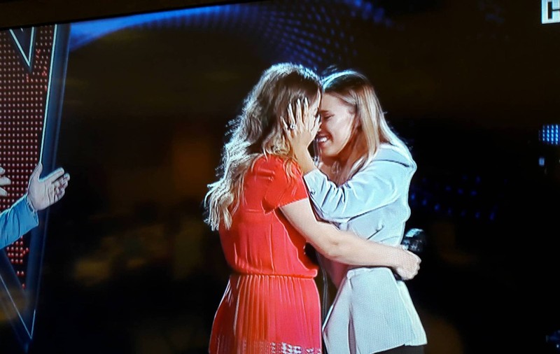 Moment emoționant la Vocea României. O concurentă și-a reîntâlnit sora plecată la muncă în Italia