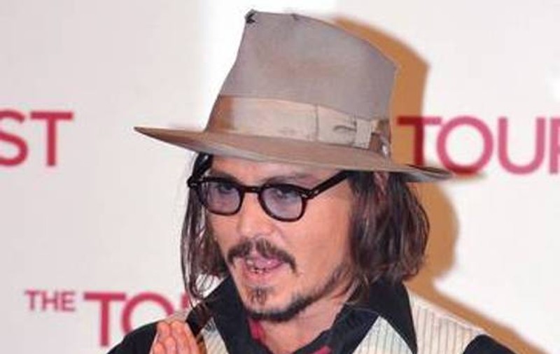 Relaţie în pericol? Vanessa Paradis l-a avertizat pe  Johnny Depp că s-a săturat de colecţia lui de pălării
